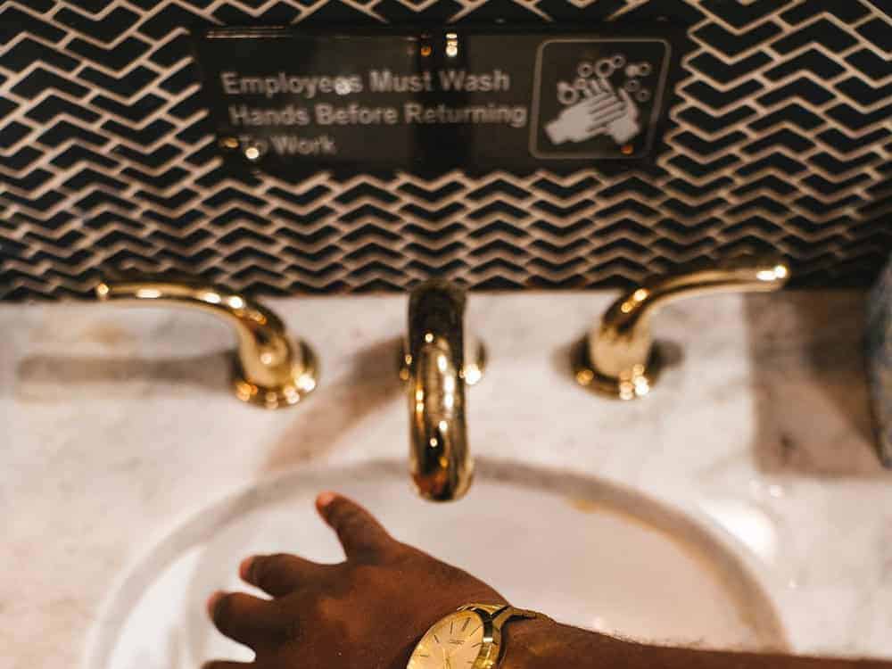 employees must wash hands before returning by Who du Nelson on unsplash