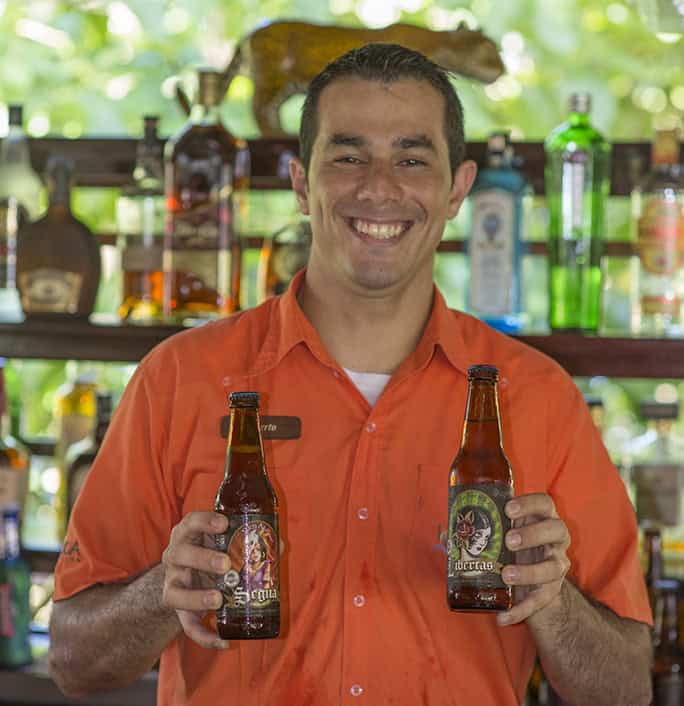 Costa-Rica-Lapa-Rios-people-barman-beers