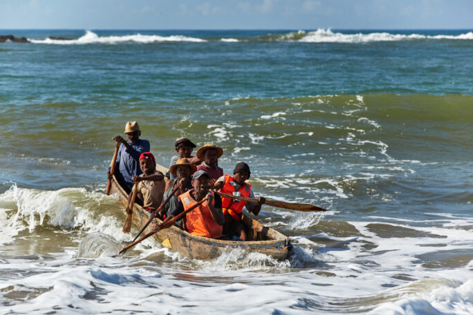 Madagascar-SEED-Madagascar-Project-Oratsimba-Lobster-Fishers-in-Pirogue-Elodrato-©Garth-Cripps-2287_091730-1000x667