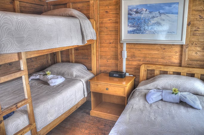 Galapagos-Floreana-Tropic-Lava-Lodge-interior