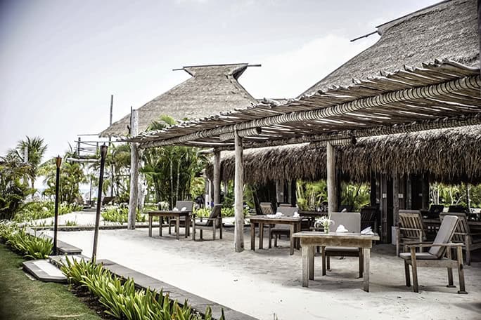 Indonesia-Nikoi-Island-alfresco-dining-240-684w