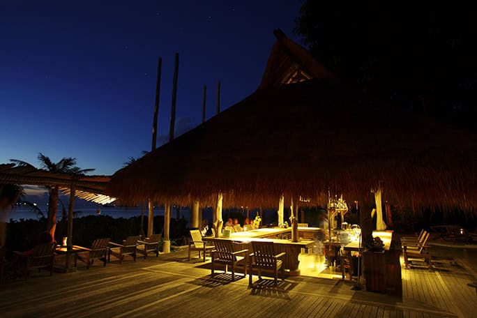 Nikoi Island beach bar