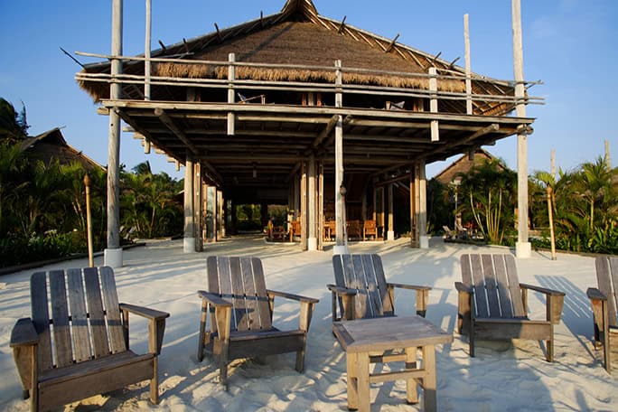 Indonesia-Nikoi-Island-main-bar-lounge_K5X9613_3-684w