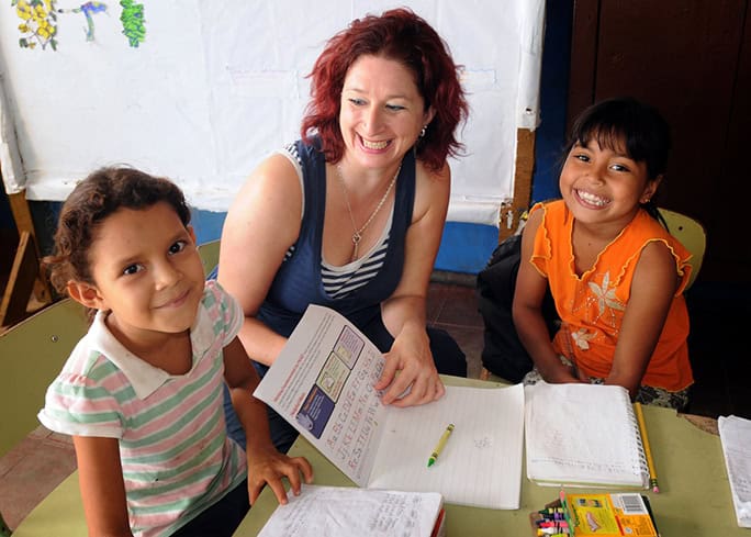 KAREN EMANUEL WITH SCHOOL CHILDREN FROM NEARBY CEDRIC MARTIN SCHOOL WHICH IS SUPPORTED BY THE JICARO ISLAND ECOLODGE ON LAKE NICARAGUA, 15/10/2011