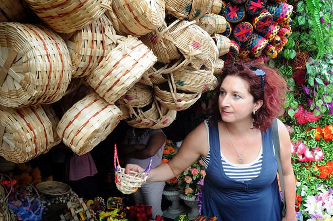 KAREN EMANUEL SOURCING LOCAL HANDICRAFTS FOR THE JICARO ISLAND ECOLODGE,  AT A LOCAL MARKET IN MASAYA, NICARAGUA.  15/10/2011