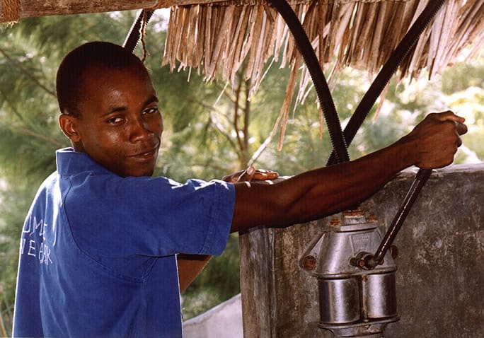 Tanzania-Chumbe-Island-Pumping-rainwater-©-Heinz-Heile